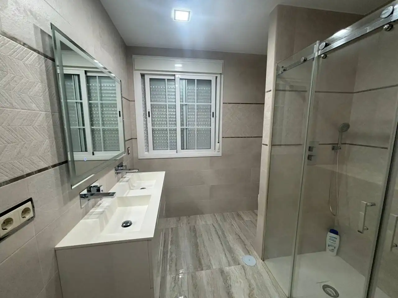Baño de Casa adosada en venta en Dos Hermanas con Aire acondicionado, Calefacción y Jardín privado