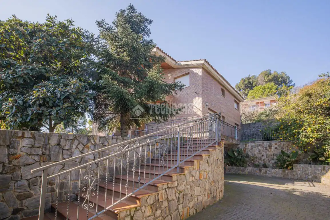 Vista exterior de Casa o xalet en venda en Rubí amb Aire condicionat, Calefacció i Terrassa