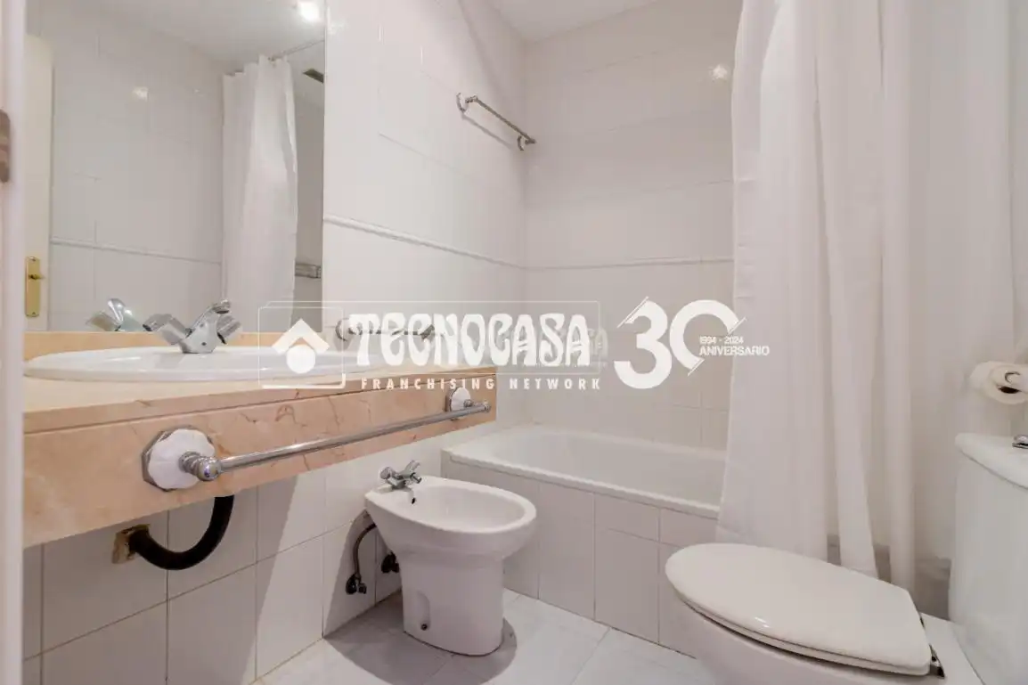 Bany de Pis en venda en Madrid amb Parquet i Terrassa