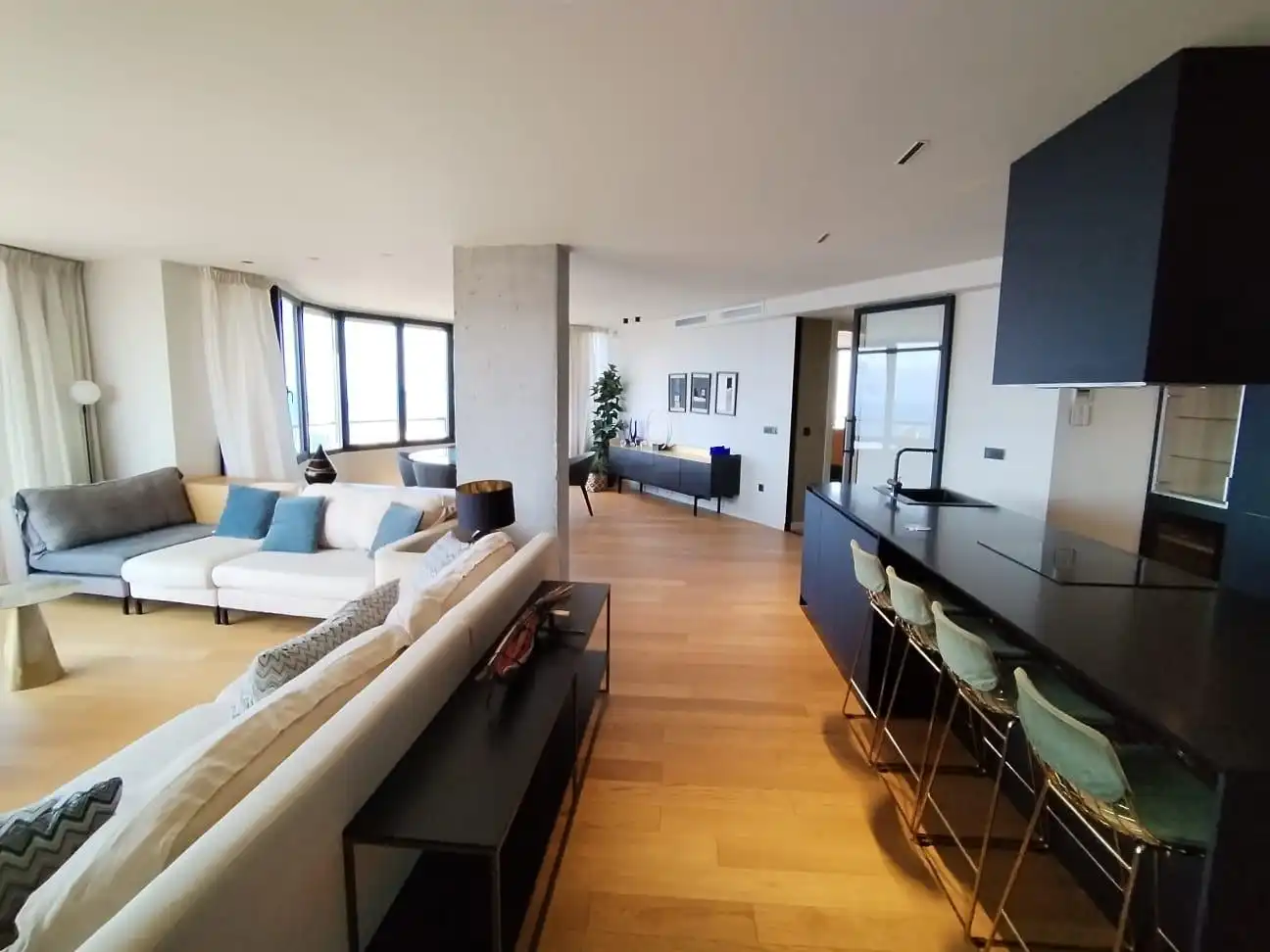 Sala d'estar de Pis en venda en Benidorm amb Aire condicionat, Moblat i Piscina comunitària
