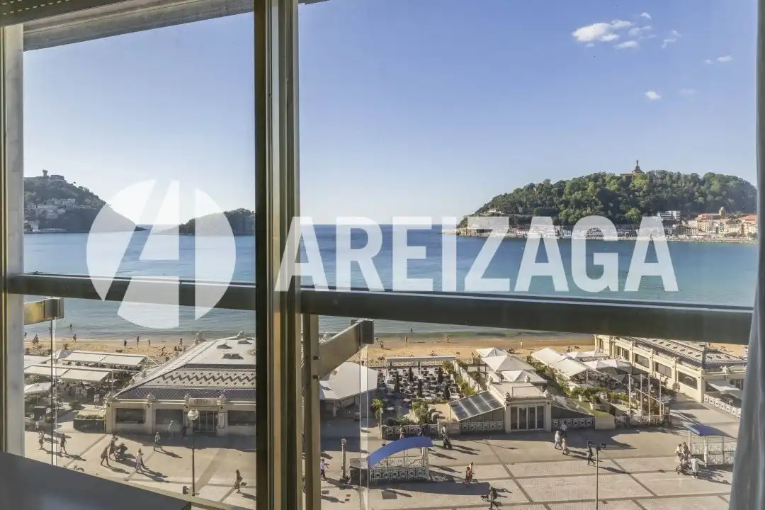 Habitación de Piso en venta en Donostia - San Sebastián  con Calefacción, Terraza y Balcón