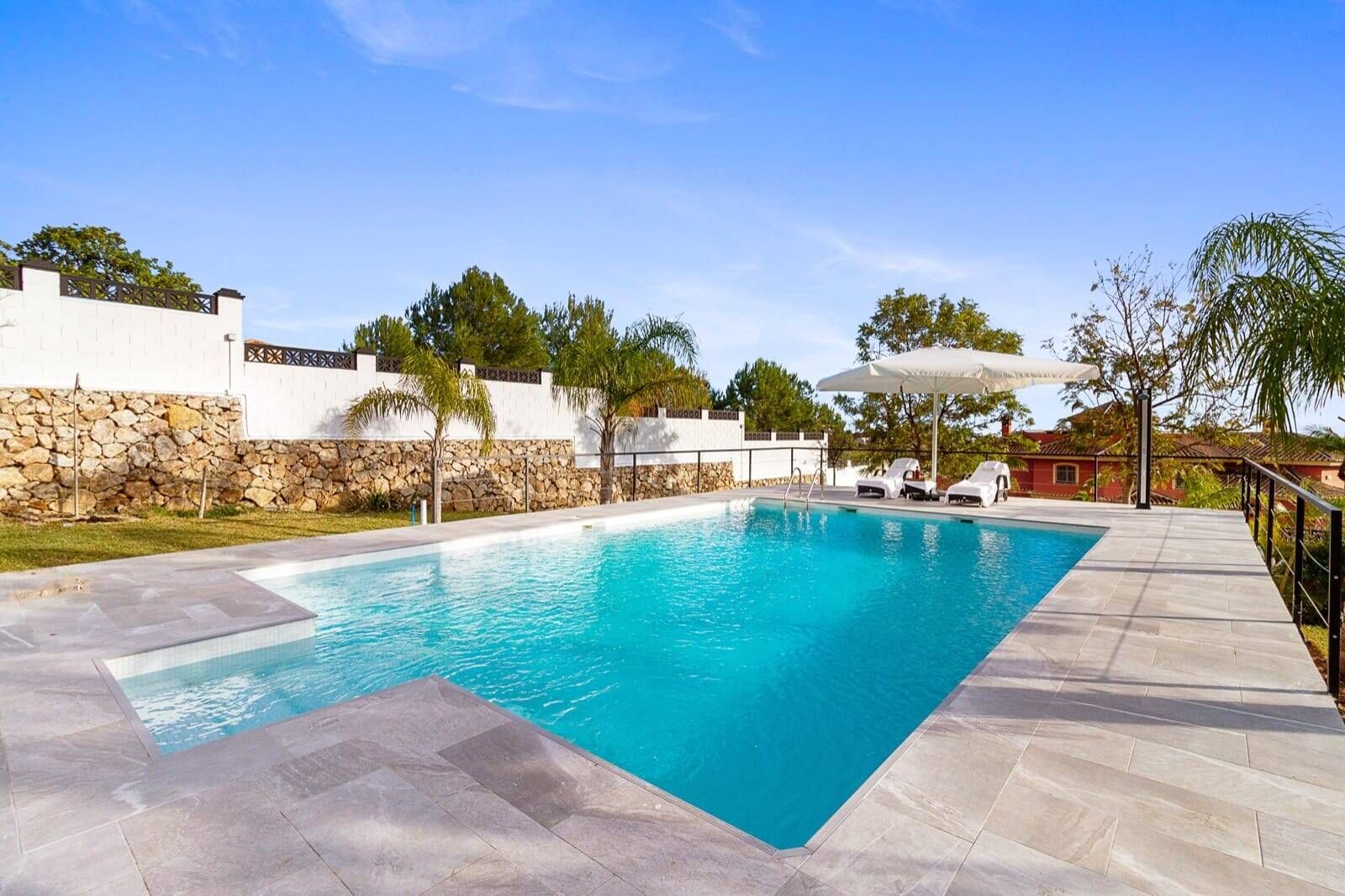 Swimming pool of House or chalet for sale in Benalmádena  with Air Conditioner, Private garden and Terrace