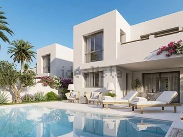 Casa aparellada amb piscina en venda a Escandinavia - Cautivador
