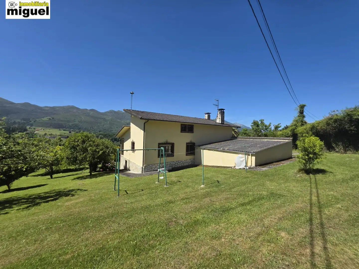 Vista exterior de Casa o xalet en venda en Llanes amb Calefacció, Jardí privat i Terrassa