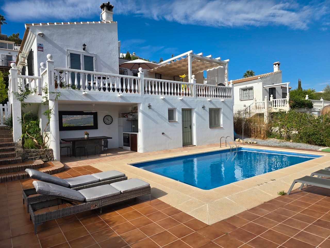 Vista exterior de Casa o xalet en venda en Viñuela amb Aire condicionat, Terrassa i Piscina