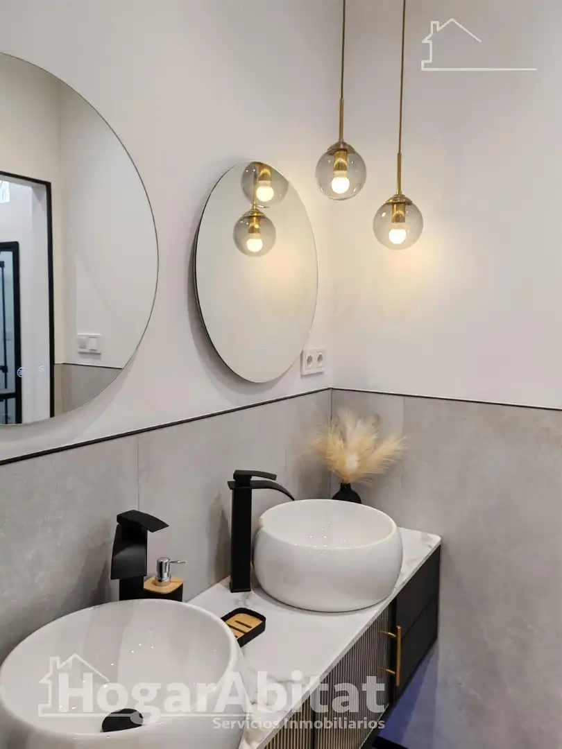 Bathroom of Attic for sale in Picassent  with Parquet flooring, Terrace and Furnished