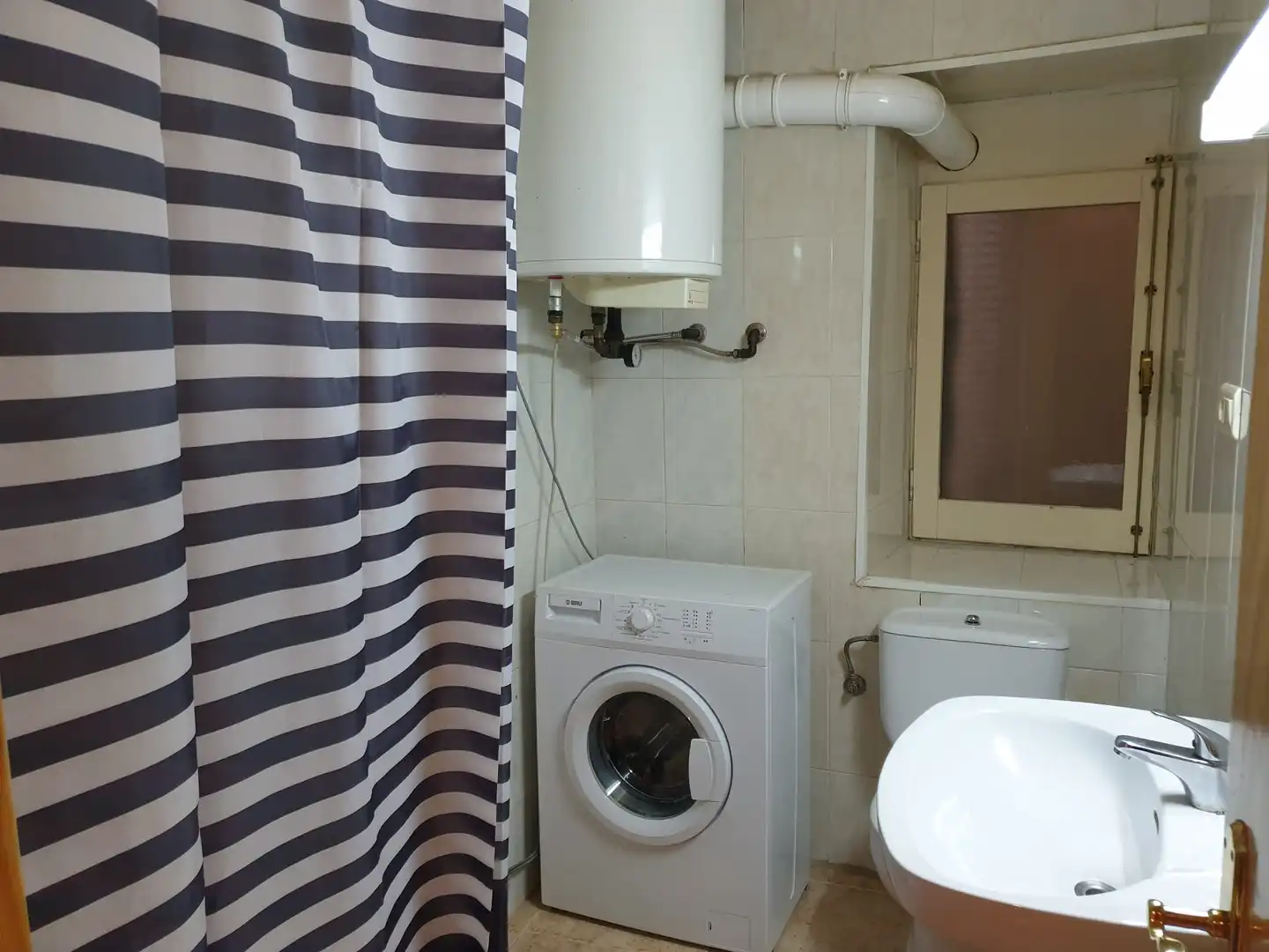 Badezimmer von Wohnung zum Verkauf in La Seu d'Urgell mit Heizung und Ofen