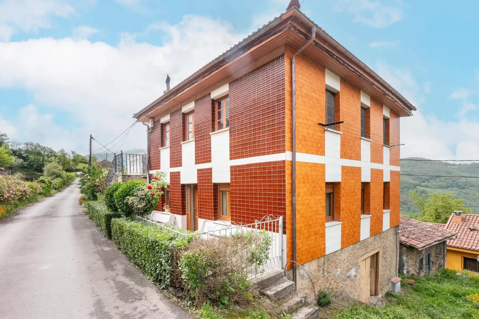 Vista exterior de Casa o xalet en venda en Lena amb Calefacció, Terrassa i Traster