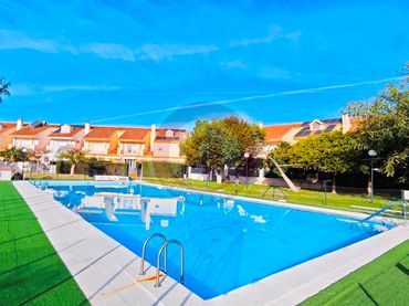 Adossat amb piscina en venda a Avenida Villa de Madrid 69