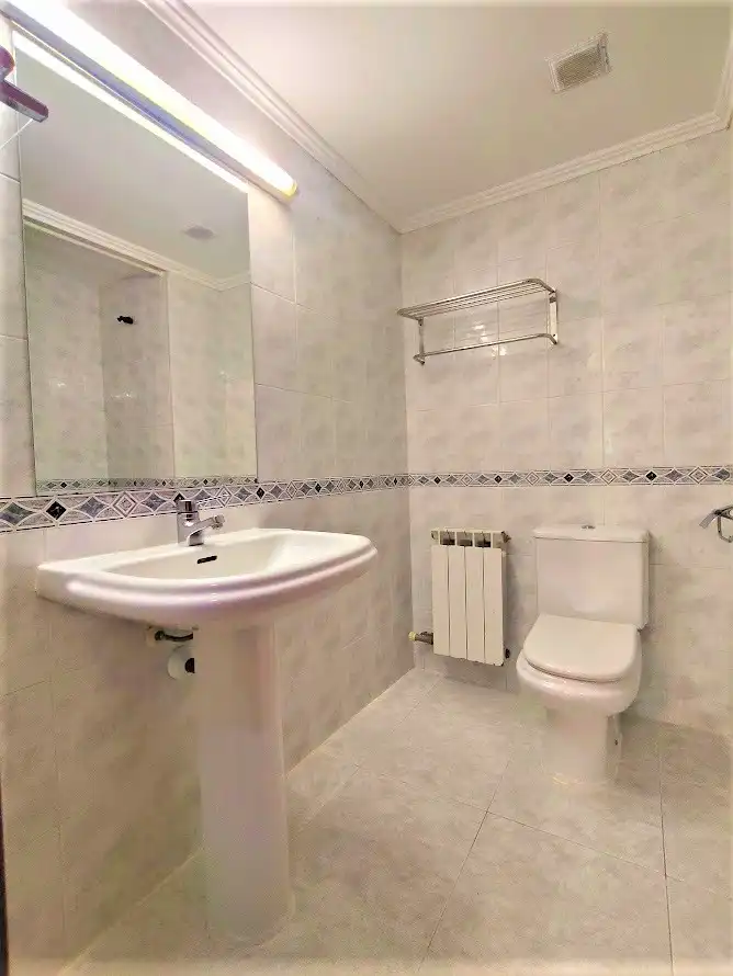 Badezimmer von Wohnung zum Verkauf in Lleida mit Klimaanlage, Heizung und Möbliert