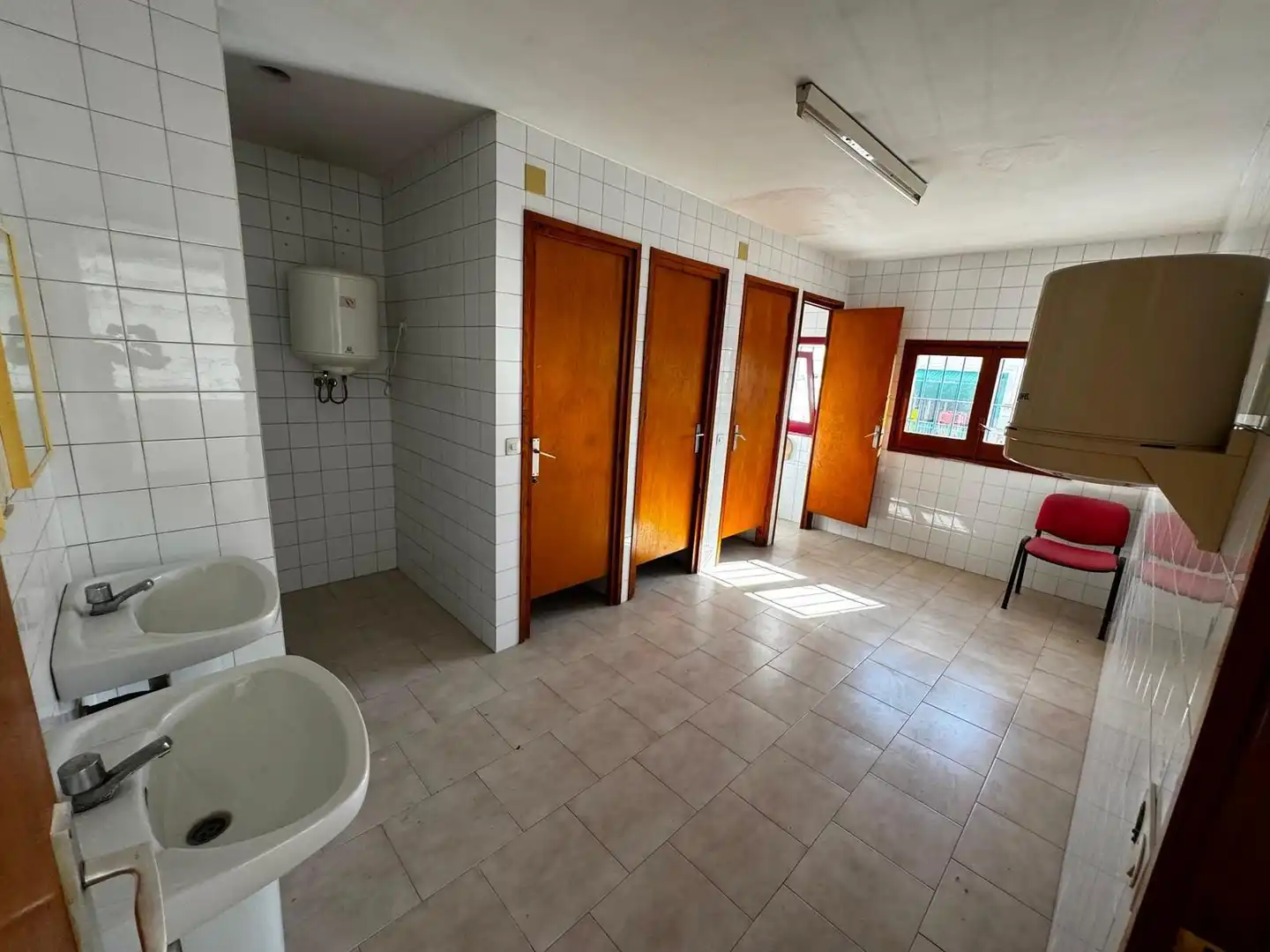 Badezimmer von Fabrikhallen zur Miete in Llevant
