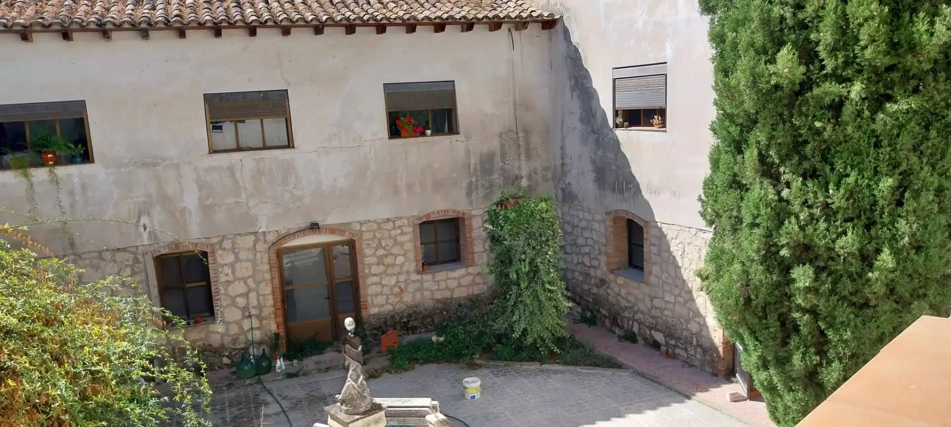 Vista exterior de Edificio en venta en Pastrana con Alarma