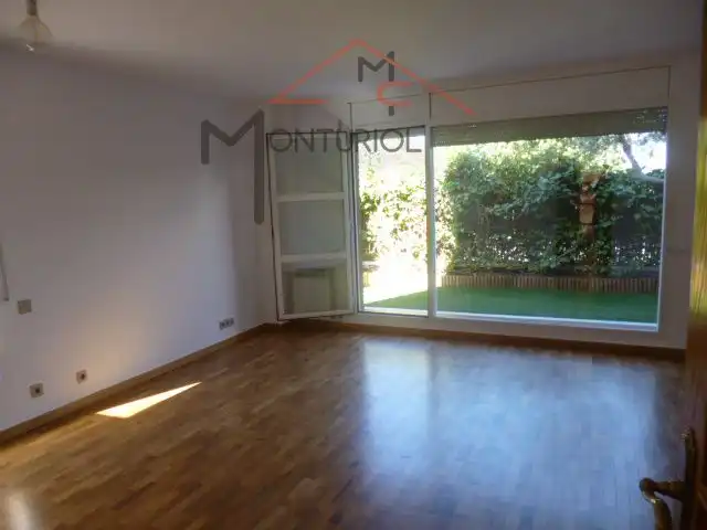 Sala d'estar de Casa adosada en venda en Sant Joan Despí amb Aire condicionat, Calefacció i Jardí privat