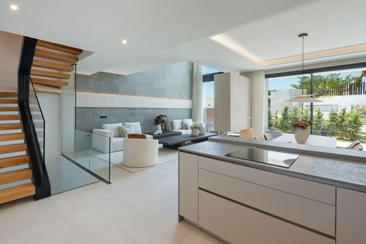 Cuina de Casa adosada en venda en Marbella amb Aire condicionat, Jardí privat i Terrassa