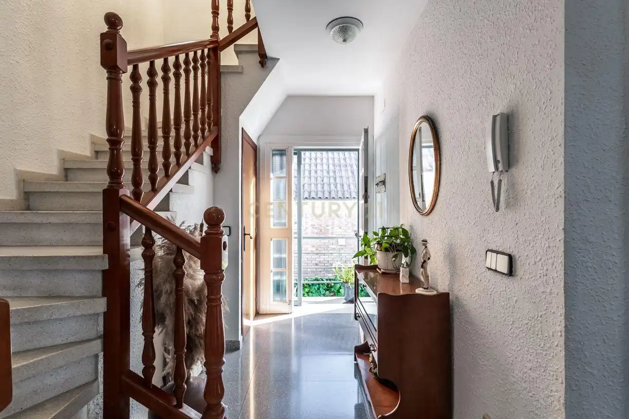 House with pool for sale in Carrer de les Orquídies, Viladecans, Spain, imagen 4