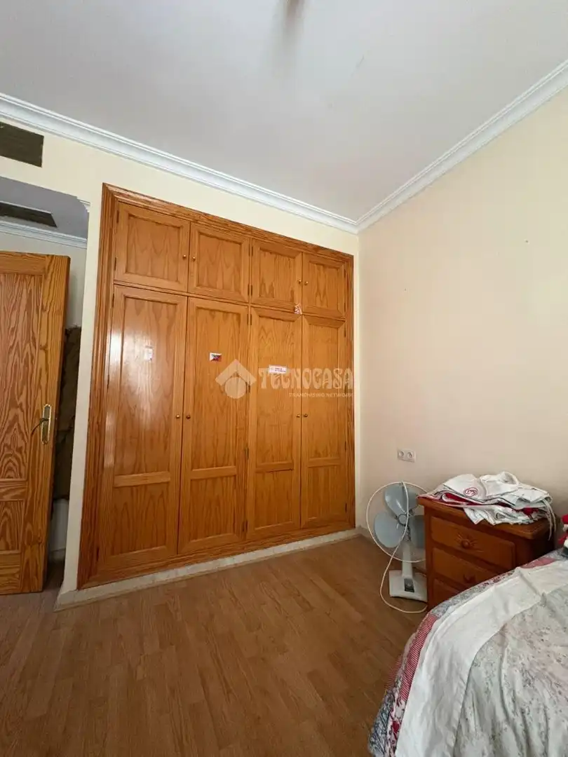 Habitación de Casa adosada en venta en La Rinconada con Piscina y Amueblado