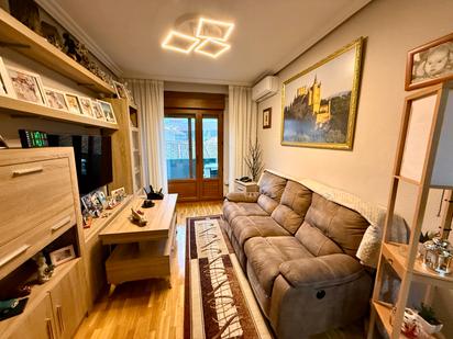 Living room of Flat for sale in Segovia Capital  with Air Conditioner, Heating and Parquet flooring