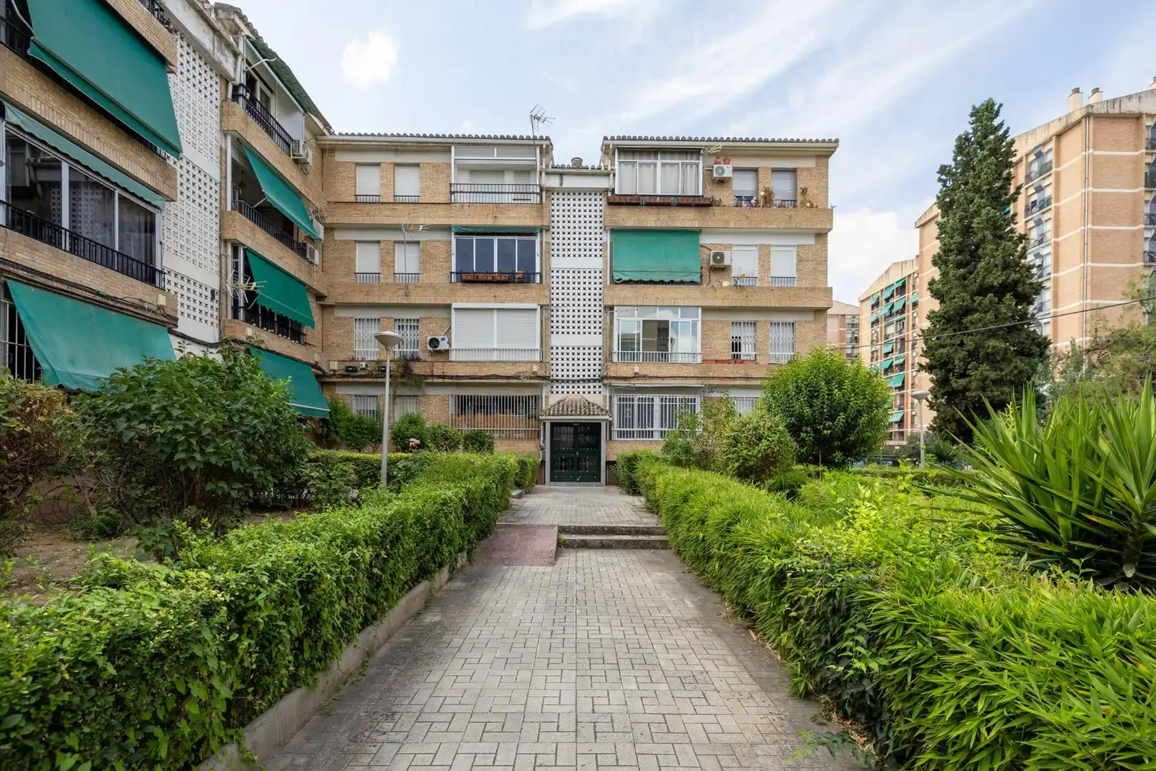 Vista exterior de Pis en venda en Granada amb Calefacció, Terrassa i Traster