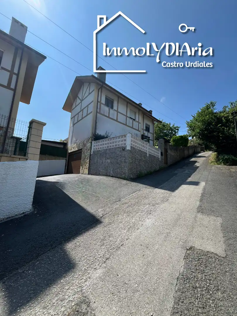 Vista exterior de Casa o xalet en venda en Castro-Urdiales amb Aire condicionat, Calefacció i Jardí privat