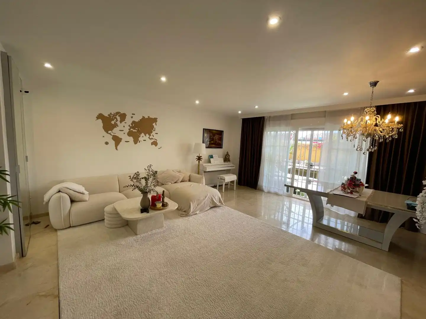 Sala d'estar de Casa adosada en venda en Mijas amb Aire condicionat, Jardí privat i Terrassa