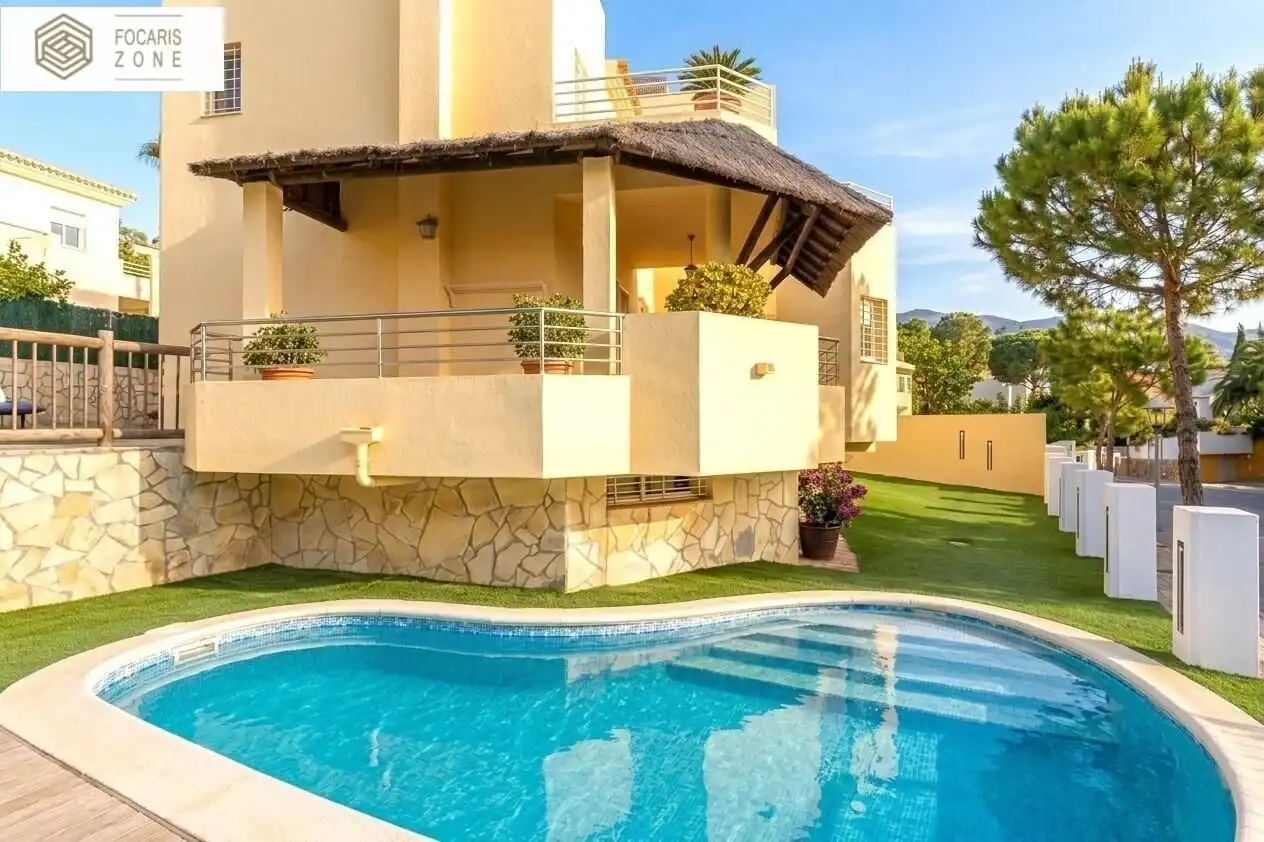 Vista exterior de Casa o xalet en venda en Torremolinos amb Aire condicionat, Calefacció i Jardí privat