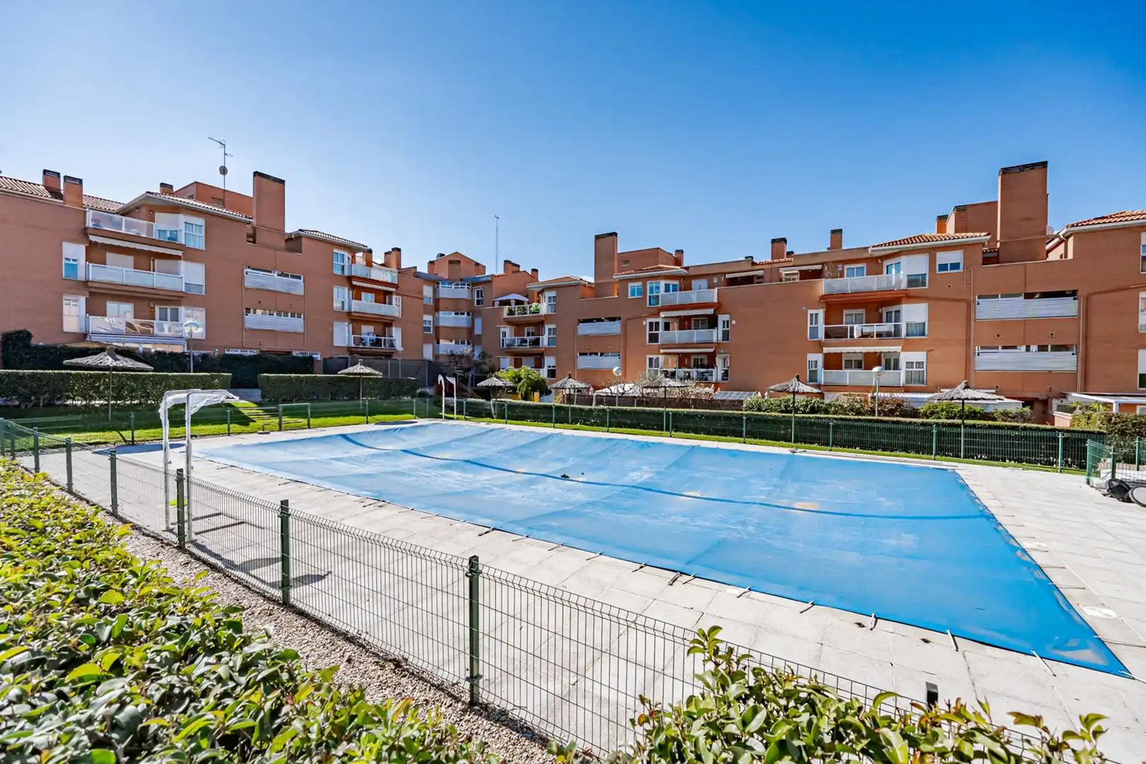 Außenansicht von Wohnung zur Miete in Las Rozas de Madrid mit Klimaanlage, Heizung und Privatgarten