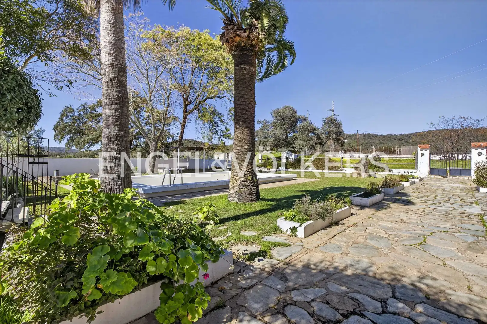 Vista exterior de Finca rústica en venta en El Castillo de las Guardas con Aire acondicionado, Calefacción y Jardín privado