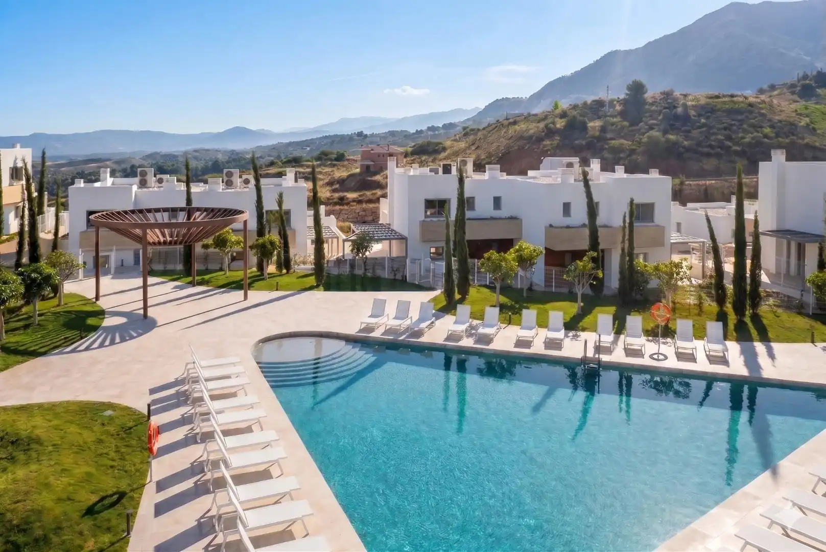 Schwimmbecken von Wohnung zur Miete in Mijas mit Klimaanlage, Privatgarten und Terrasse