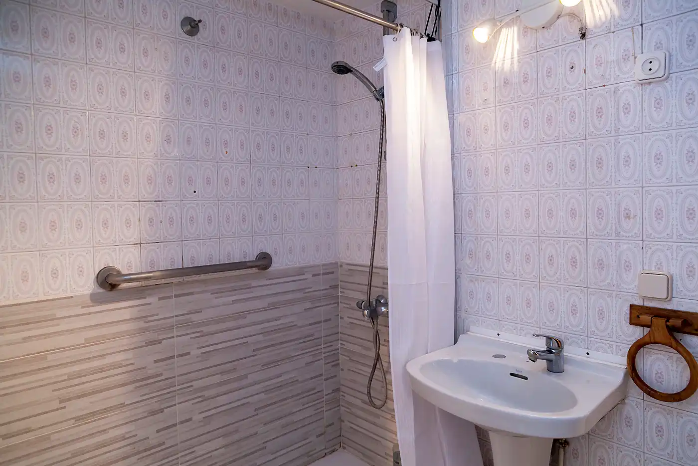 Baño de Piso en venta en Barcelona con Balcón y Alarma