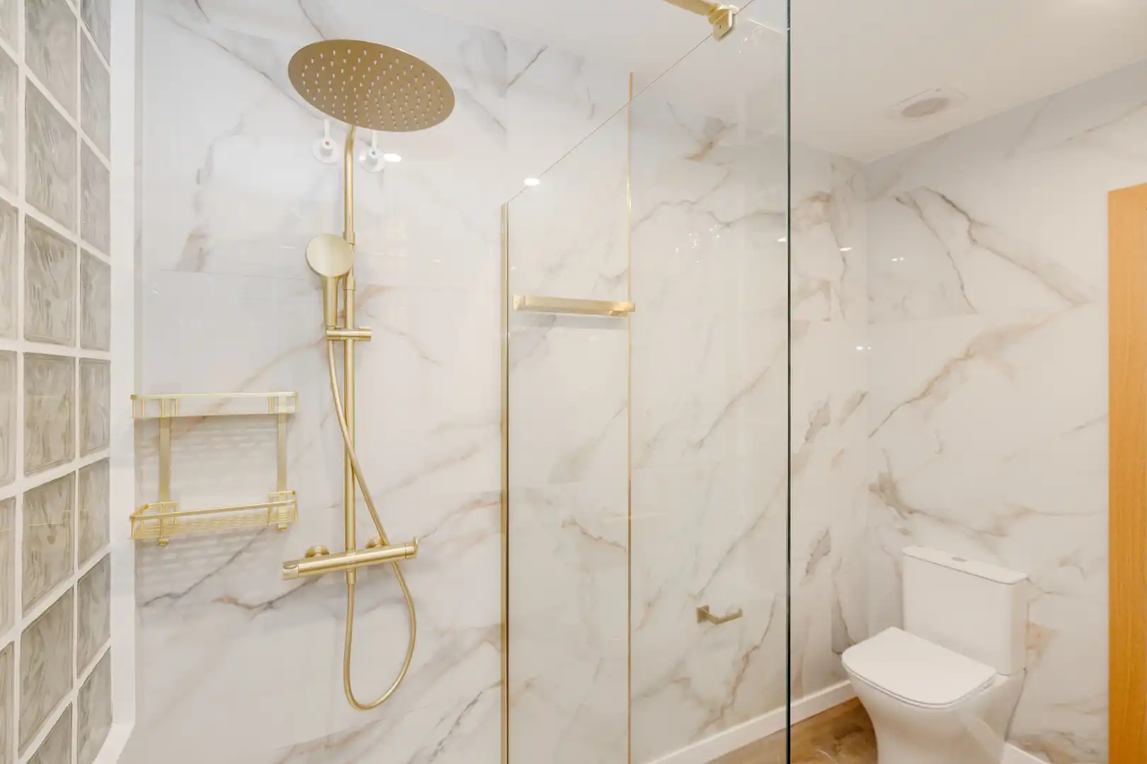 Badezimmer von Wohnungen zum Verkauf in Málaga mit Klimaanlage, Heizung und Internet