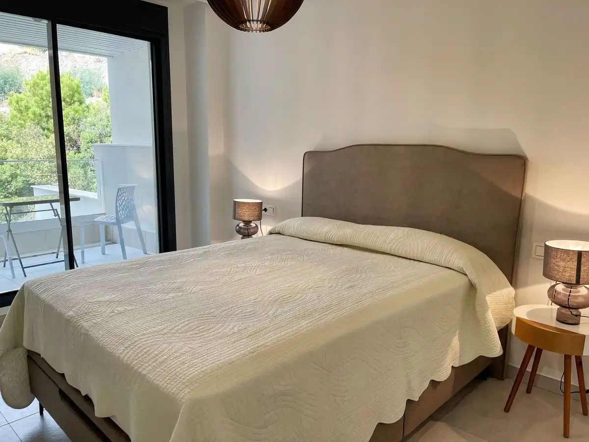 Schlafzimmer von Wohnung zur Miete in Benahavís mit Klimaanlage, Terrasse und Möbliert