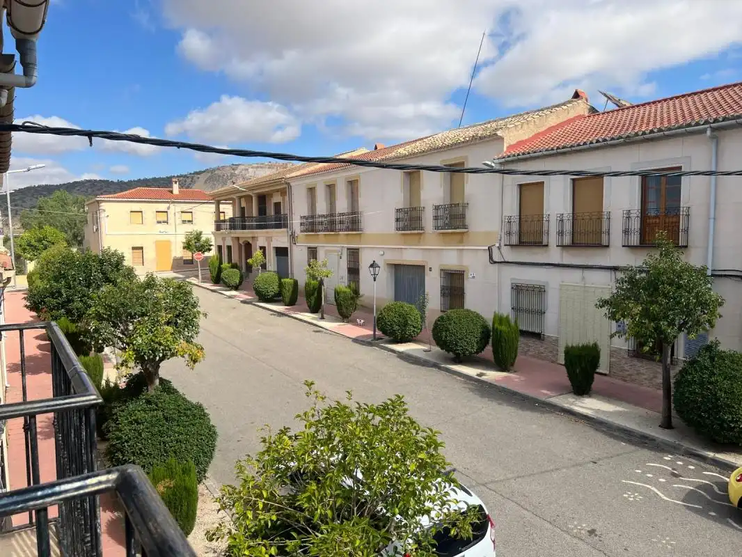 Vista exterior de Casa adosada en venda en Algueña amb Aire condicionat, Calefacció i Terrassa