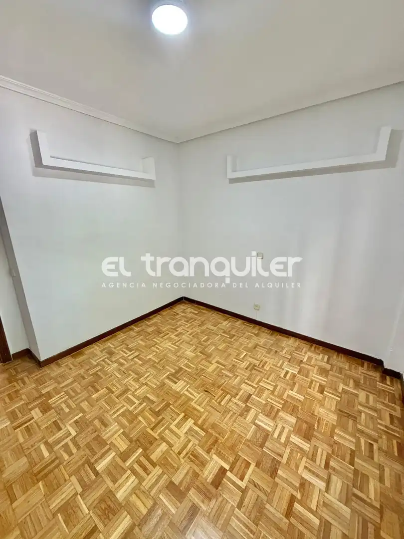 Schlafzimmer von Wohnung zur Miete in Madrid mit Klimaanlage, Parkett und Terrasse