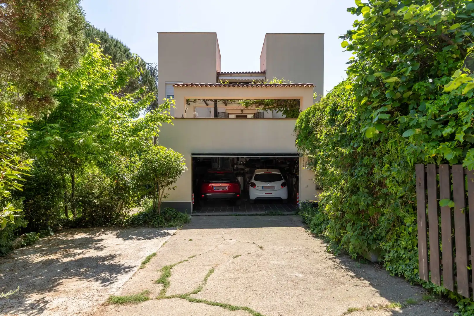 Vista exterior de Casa o xalet en venda en Castellar del Vallès amb Aire condicionat, Calefacció i Jardí privat