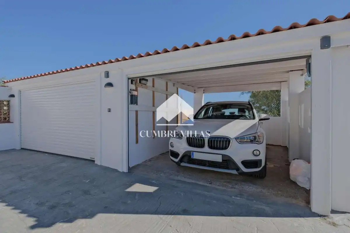 Aparcament de Casa o xalet en venda en Almuñécar amb Jardí privat, Terrassa i Traster