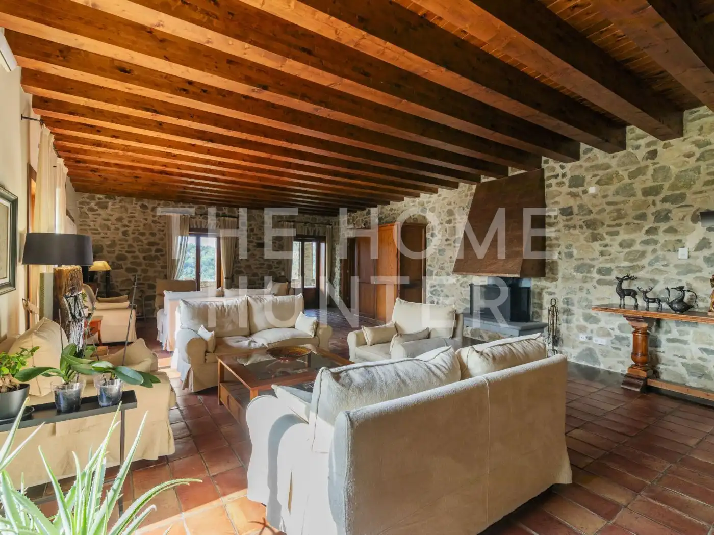 Sala d'estar de Finca rústica en venda en Sant Aniol de Finestres amb Aire condicionat, Calefacció i Jardí privat