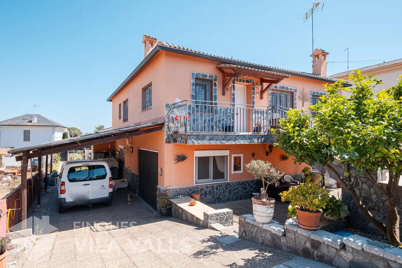Vista exterior de Casa o xalet en venda en Caldes de Montbui amb Piscina comunitària
