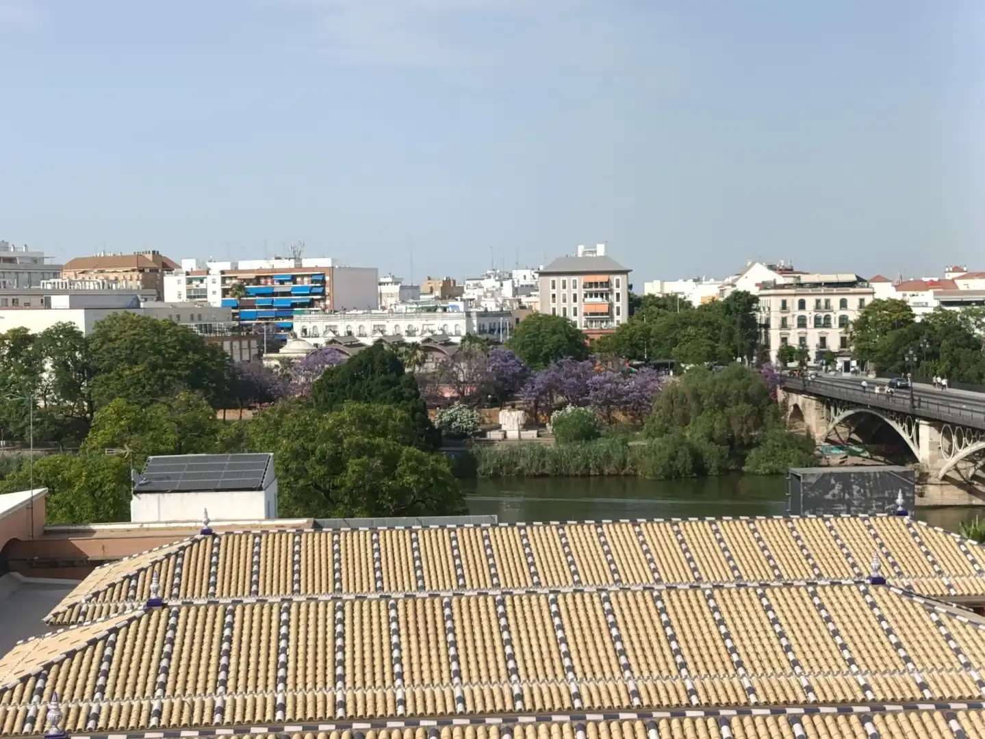 Vista exterior de Casa adosada en venda en Sevilla amb Terrassa