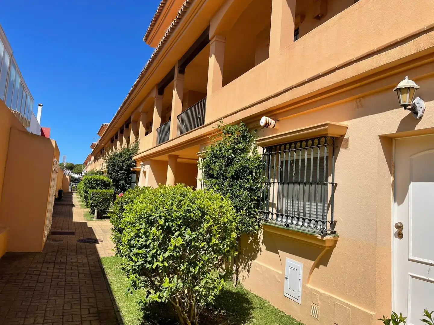 Vista exterior de Apartament en venda en Chiclana de la Frontera amb Jardí privat, Terrassa i Piscina comunitària