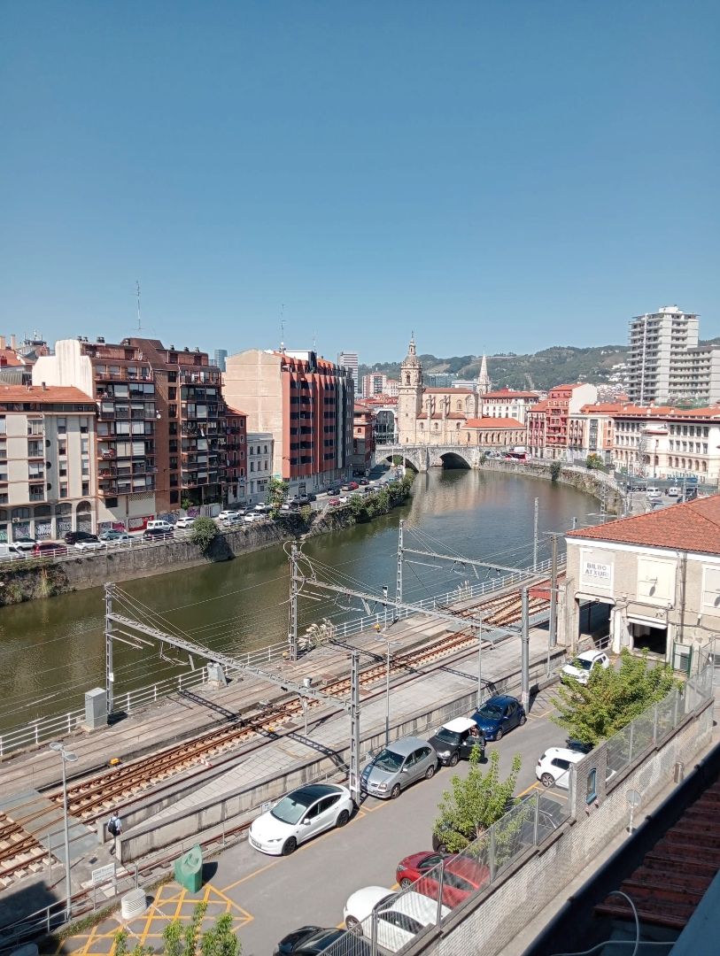 Vista exterior de Pis en venda en Bilbao  amb Calefacció i Parquet