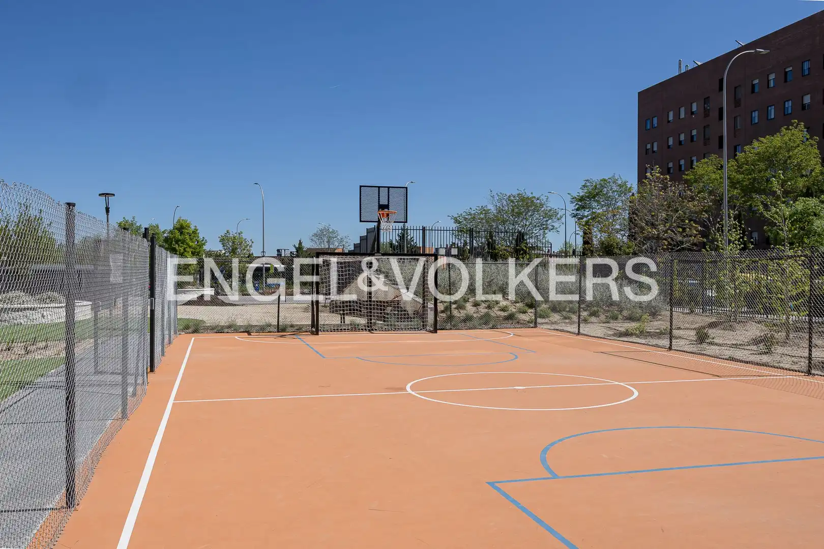Piso en venta en Madrid con Calefacción, Trastero y Piscina