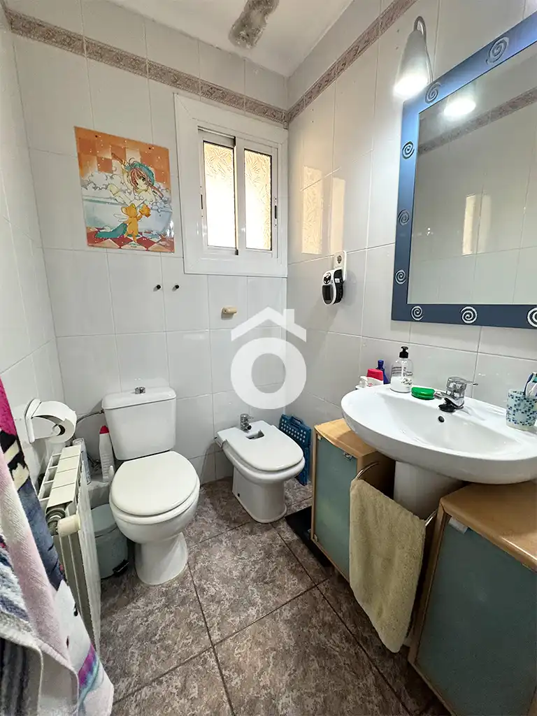 Badezimmer von Wohnung zum Verkauf in Esparreguera mit Klimaanlage, Heizung und Balkon