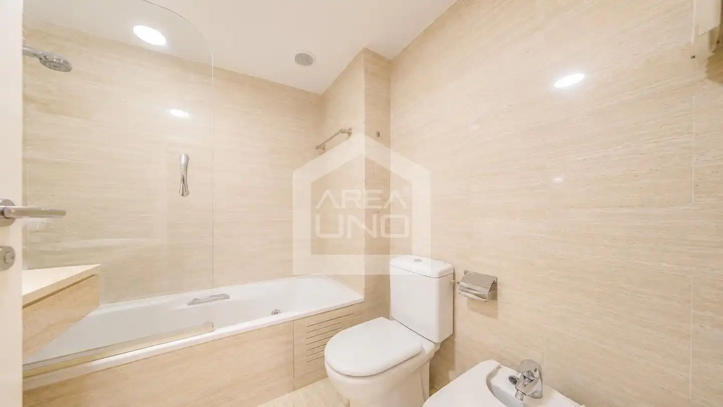 Baño de Piso en venta en Madrid con Aire acondicionado, Calefacción y Trastero