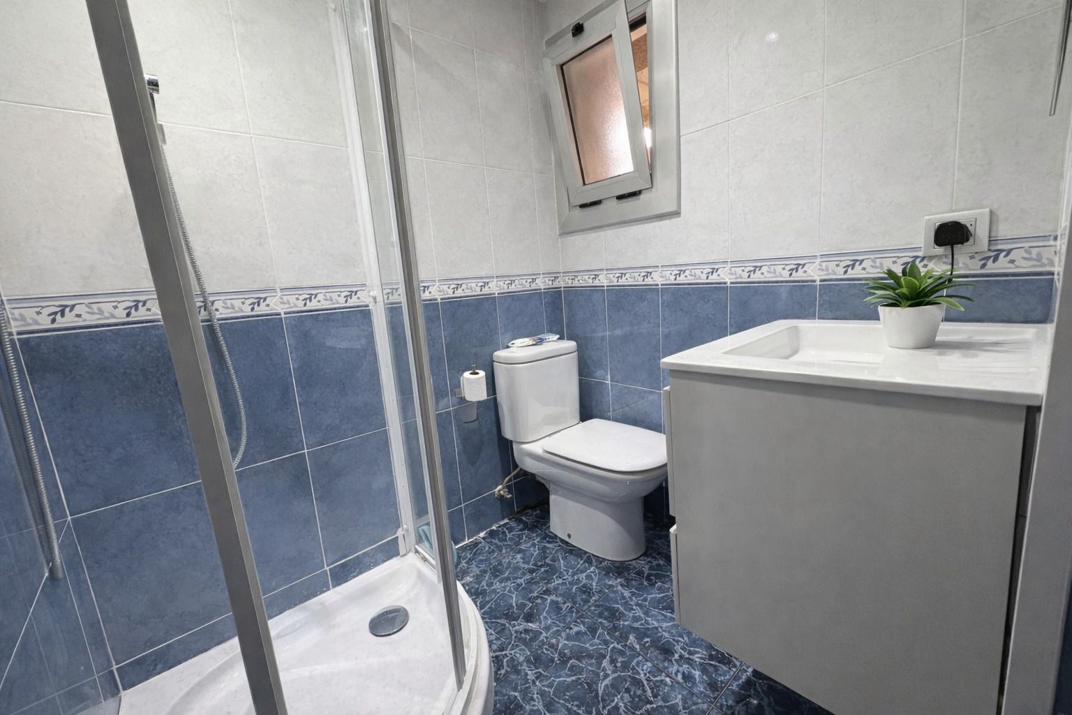 Bathroom of Flat for sale in Terrassa  with Air Conditioner and Heating