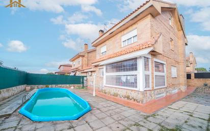 Vista exterior de Casa o xalet en venda en Serranillos del Valle amb Aire condicionat, Calefacció i Piscina