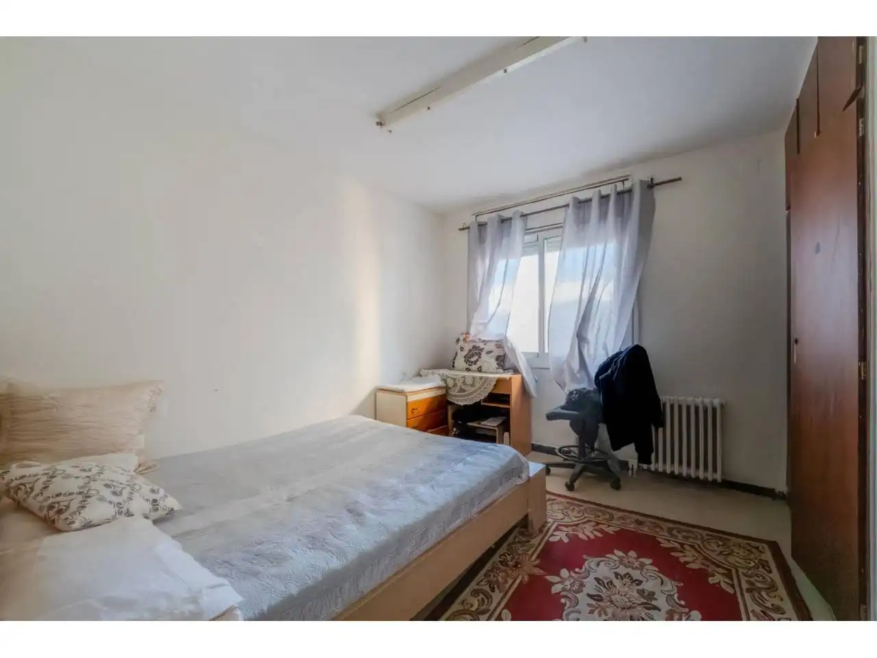 Schlafzimmer von Wohnung zum Verkauf in Salt mit Heizung