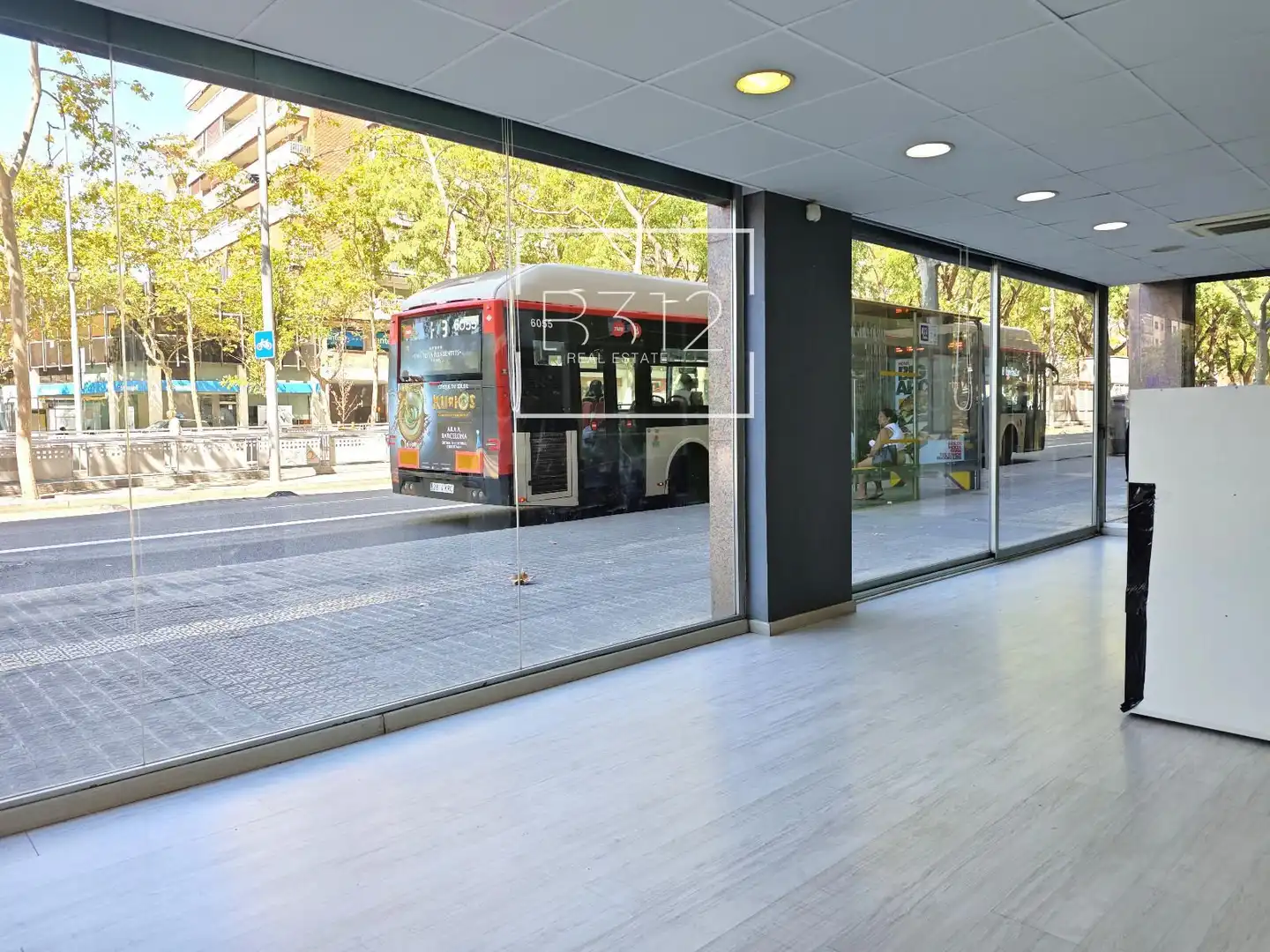Local comercial de lloguer a Josep Tarradellas, imagen 4