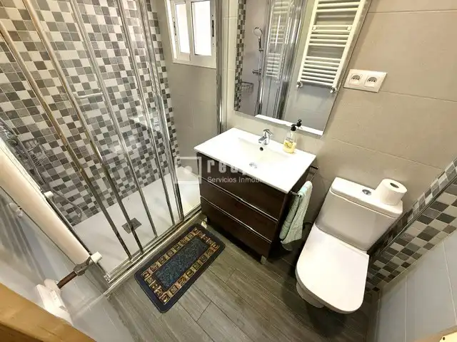 Baño de Piso en venta en Madrid con Calefacción y Jardín privado