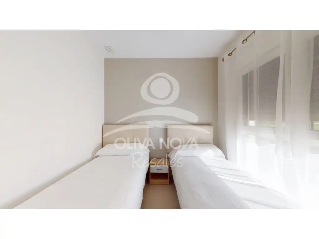 Dormitori de Apartament en venda en Oliva amb Aire condicionat, Jardí privat i Piscina