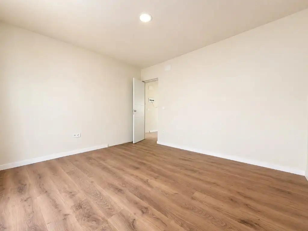 Bedroom of Flat for sale in Girona